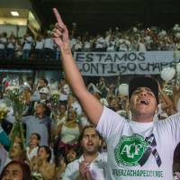 Imágenes del homenaje que se les hizo hace 10 años a las víctimas del siniestro aéreo en el estadio Atanasio Girardot. FOTO JULIO CÉSAR HERRERA