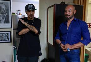 El rapero Gambeta y el escritor Gilmer Mesa comparten puntos de vista sobre la realidad de Aranjuez y la vida en el barrio. FOTO Manuel saldarriaga