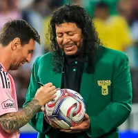 Lionel Messi compartió con el exarquero antioqueño René Higuita antes del inicio del partido. Ambos recibieron el balón para hacer el saque de honor del amistoso entre Inter Miami y Nacional. FOTO camilo suárez 