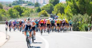 Las bicicletas de alta gama son protagonistas en la Vuelta a España 2026, con modelos que alcanzan precios de hasta 15.900 euros. FOTO @lavuelta