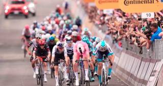 Este es el momento en el que Mads Pedersen ganó la quinta etapa del Giro de Italia. FOTO: Tomada de X @faustocoppi60