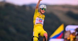 El esloveno Tadej Pogacar celebra su victoria en la etapa 14 del Tour de Francia. FOTO GETTY 