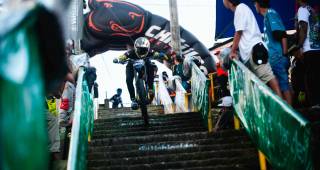 El descenso por 300 escalas a toda velocidad es lo que vivirán los amantes de la adrenalina en el Manizales Down Town, en su edición 19. FOTO CORTESÍA 