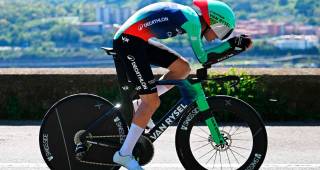 El francés Paul Seixas, de tan solo 19 años se convirtió en el ganador de la crono de la Vuelta al País Vasco y primer líder de la competencia en la que están cuatro colombianos. FOTO GETTY 