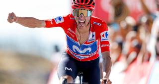Enric Mas celebra en el Alto de Aitana una victoria que lo fortalece como líder de una Vuelta a España que ahora está abierta. FOTO: @Movistar_Team