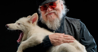 El lobo llamado Rómulo y George R. R. Martin se conocieron en febrero. FOTO Cortesía Georgerrmartin.com