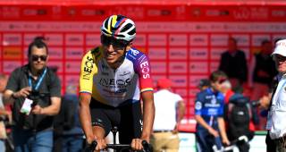 Egan Bernal resolvió su apuro con el pasaporte y podrá viajar a Europa para estar en una de las tres grandes vueltas vistiendo los colores como campeón nacional de Colombia. Foto: Getty Images