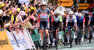 El ciclistas belga Jasper Philipsen, de 27 años, se msotró emocionado cuando cruzó la meta en la primera fracción del Tour 2025. Se vestirá de amarillo. FOTO: TOMADA DEL X DE @letour