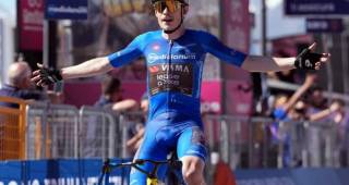 El danés Jonas Vingegaard celebra su victoria en la etapa 14 del Giro de Italia, asumiendo además el liderato de la competencia. FOTO GETTY