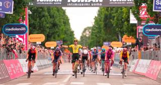 La imagen de la llegada y el festejo de Olav Kooij tras imponerse en la etapa 12 del Giro. FOTO @giroditalia