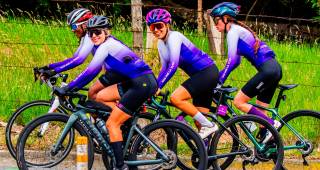 El Team Escaladoras y su insigne Jersey Morado en honor a la sororidad y la lucha por la igualdad. Foto: Cortesía Ana Amareto