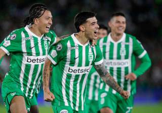 Elías Cabrera es la principal revelación de Nacional entre los refuerzos que llegaron al club este semestre. Acá celebra con Ian Poveda, otro de los refuerzos del Verde. FOTO COLPRENSA 