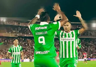 El defensa César Haydar celebra con Alfredo Morelos por la victoria de Atlético Nacional como visitante ante Santa Fe, en El Campín. FOTO ATLÉTICO NACIONAL 