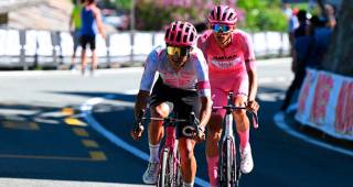 El veterano ciclista ecuatoriano Richard Carapaz no se puso de acuerdo con el joven mexicano Isaac Del Toro y permitieron que Simon Yates se vistiera de líder. FOTO GETTY 
