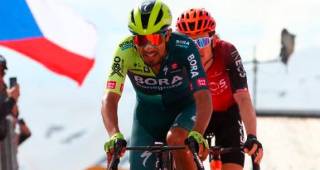 Gran actuación de Daniel Felipe Martínez tras culminar en el podio del Giro de Italia 2024. FOTO AFP