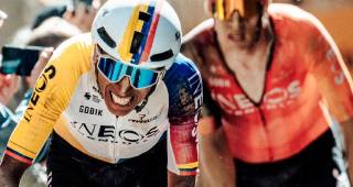 Egan Bernal se esfuerza por lograr su segundo podio en el Giro. Ya lo ganó en 2021. FOTO GETTY