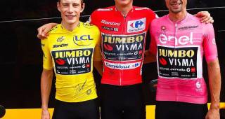 En la imagen se ven los ciclistas Jonas Vingegaard (amarillo), Sepp Kuss (rojo) y Primoz Roglic (rosado), con la camiseta del Visma. Todos competirán en la ronda del País Vasco. FOTO: TOMADA DEL INSTAGRAM DE @teamvisma_leaseabike