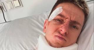 Tadej Pogacar envió un mensaje de tranquilidad desde el hospital luego de sufrir una conmoción cerebral y fracturas en la clavícula y la vértebra C7. FOTO: 