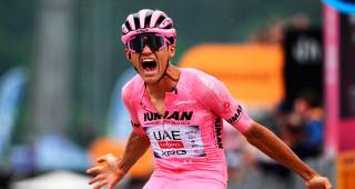 Isaac del Toro celebra su victoria en la etapa 17 del Giro del Italia y se mantiene como líder. FOTO GETTY