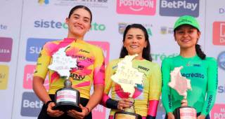 Ellas integraron el podio de la Vuelta a Colombia, Angie Mariana Londoño, Lilibeth Chacón y Laura Rojas. CORTESÍA MINDEPORTE