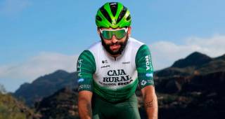 El ciclista colombiano Fernando Gaviria ya fue presentado con el nuevo uniforme del equipo Caja Rural. Foto: tomada del Instagram de @cajarural_rga