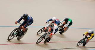 La colombiana con uniforme azul encabeza la prueba del kilómetro en el Campeonato Mundial de Ciclismo en Chile. FOTO TOMADA @UCI_Track