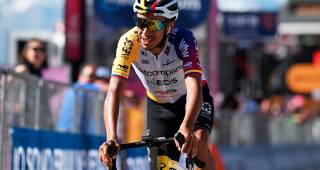 Egan Bernal está cerca del top-10 del Giro, y quizá en la alta montaña que resta entre a ese selecto grupo. Por lo pronto, defender a Arensman es su prioridad. FOTO X-INEOS