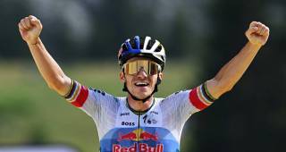 Remco Evenepoel celebra tras ganar la etapa 15 del Tour de Francia, en el cierre de la segunda semana de competenciaFOTO GETTY 