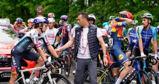 Tras la reanudación, los favoritos al título al Giro, recorrieron el resto del recorrido de este jueves con más calma. FOTO: Tomada de X @giroditalia