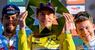 Así quedó conformado el podio de la París-Niza 2026: Jonas Vingegaard, en el centro; Daniel Felipe Martínez, a su izquierda, y Georg Steinhauser, a la derecha. FOTO Team Visma/Lease a Bike