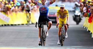 Remco Evenepoel y Tadej Pogacar (amarillo) tendrán este martes otro duelo en el Tour de Francia, esta vez en la contrarreloj individual. El favoritismo es para Remco, especialista en este tipo de pruebas. FOTO: GETTY 