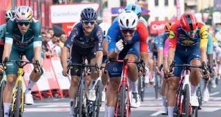 Tronchon sorprendió en el embalaje y se impuso ante Magnus Cort y Thibau Nys. FOTO @lavuelta