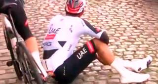 Este es el momento en el que el ciclista colombiano Juan Sebastián Molano trata de pararse tras el accidente que lo sacó de la Vuelta a Brujas. FOTO: Captura de video