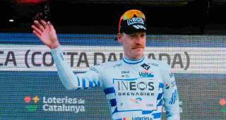 El ciclista francés Dorian Godon ceebra su triunfo en la tercera etapa de la Volta a Cataluña, en la que además es el líder. FOTO: Tomada de X @VoltaCatalunya