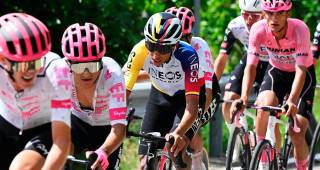 Egan se mantiene fuerte en el Giro. Este viernes y sábado intentará seguir escalando en la general. FOTO: Tomada de X Ineos