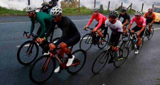Juan Avendaño, conocido como Juan Fondos (negro) también hizo parte de la rodada de entrenamiento para el Clásico El Colombiano. FOTO MANUEL SALDARRIAGA 