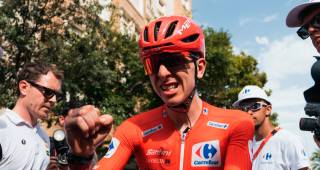 Tadej Pogacar se vio obligado a abandonar la Vuelta tras verse involucrado en una masiva caída. FOTO @VUELTAAESPAÑA