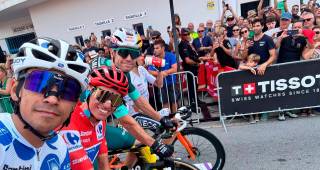 Santiago Buitrago volvió a mostrarse combativo y sumó seis puntos en el Alto de la Venta Cebada para mantenerse como líder de la montaña. En la imagen, el colombiano, izquierda, posa con otros protagonistas de la carrera, Enric Mas y el ganador de la etapa 13, Wout van Aert. FOTO: X-@lavuelta