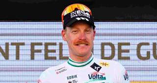 El francés Dorian Godon del Team Ineos, vigente campeón de su país de ciclismo en ruta, ganó la primera etapa de la Vuelta a Cataluña, en la que compiten cinco colombianos. FOTO TOMADA X@INEOSGrenadiers