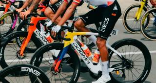 Egan vivió este jueves una jornada “tranquila” en el Giro. La alta exigencia se aproxima. FOTO X-INEOS