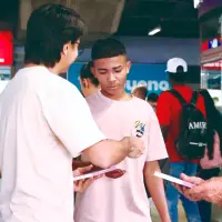 El libro se distribuyó gratuitamente en los sistemas de transporte masivo de Bogotá y de Medellín. FOTO: Cortesía Alcaldía de Medellín