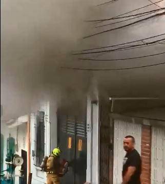 El incendio fue atendido prontamente por los bomberos de Medellín. Foto: Captura de video. 