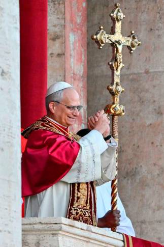 Tras 4 rondas de votaciones hubo consenso, así lo informaron los canales oficiales del Vaticano. Cada día se han congregado en la Plaza de San Pedro cerca de 45.000, con la nariz en alto, contemplando la chimenea de la Capilla Sixtina. Foto: Getty