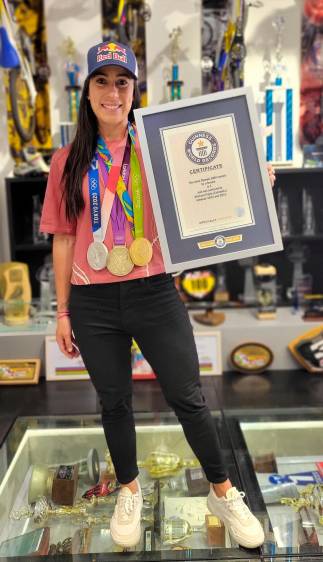 Por el Día de la Mujer, Guinness World Records entregó un reconocimiento a Mariana Pajón. FOTO cortesía 