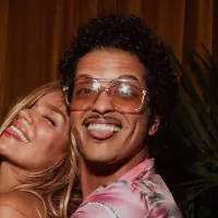 Esta es una de las fotografías que Karol G compartió recientemente en Instagram junto a Bruno Mars. FOTO: Tomada de @karolg en Instagram.