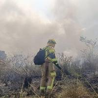 El incendio en Itagüí afectó, aproximadamente, 1,5 hectáreas. Las condiciones del terreno y los fuertes vientos dificultaron las labores. Foto: Cortesía.