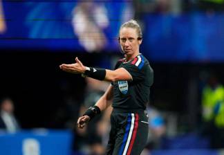 La norteamericana Tori Penso escribió otra historia de oro en su carrera deportiva, y se convirtió en la primera mujer en dirigir una terna femenina en un Mundial de fútbol masculino. FOTO GETTY 