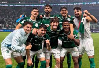 El colombiano Jhon Arias celebra con sus compañeros la clasificación a la final de la Copa Libertadores, tras dejar en el camino a Fluminense. FOTO TOMADA X@Palmeiras