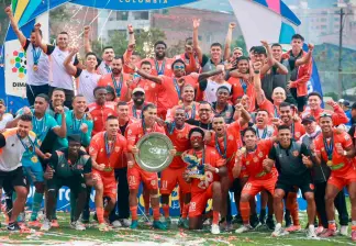 Así celebró Envigado su título en el primer semestre del Torneo BetPlay. Los dirigidos por Alberto Suárez sueñan con regresar a la A. FOTO MANUEL SALDARRIAGA 