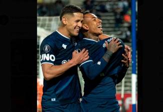 El antioqueño Sebastián Villa celebra su gol con Independiente Rivadavia en la Copa Libertadores ante La Guaira de Venezuela. FOTO TOMADA X@CSIRoficial